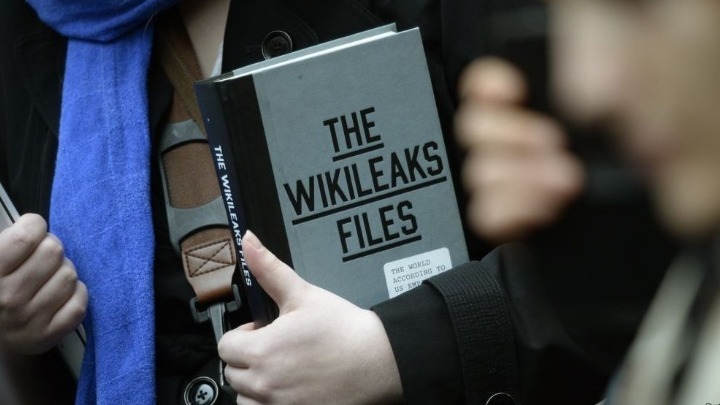 Ο ιδρυτής του WikiLeaks, Τζούλιαν Ασάνζ, κατηγορείται επειδή δημοσιοποίησε «αδιακρίτως» ονόματα πηγών