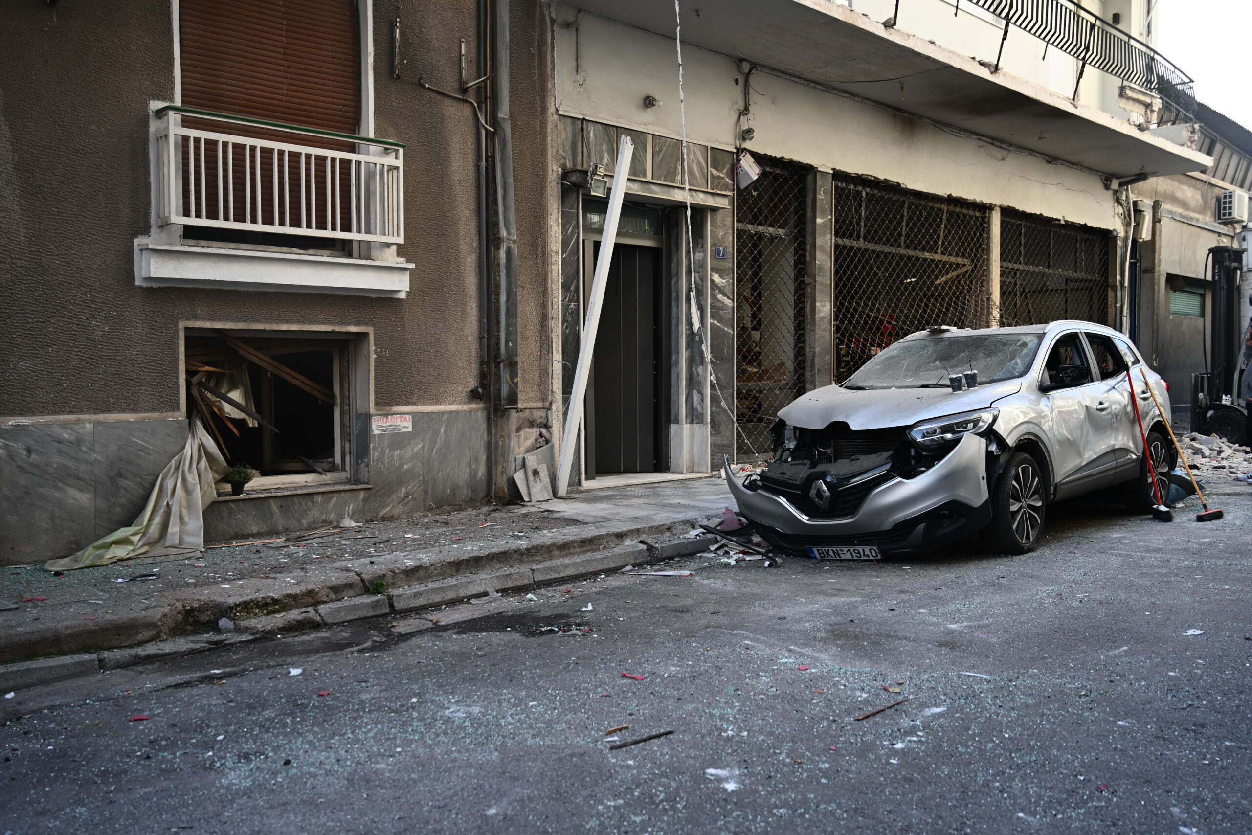 Βίντεο από τη στιγμή της ισχυρής έκρηξης σε κάβα στην Καλλιθέα