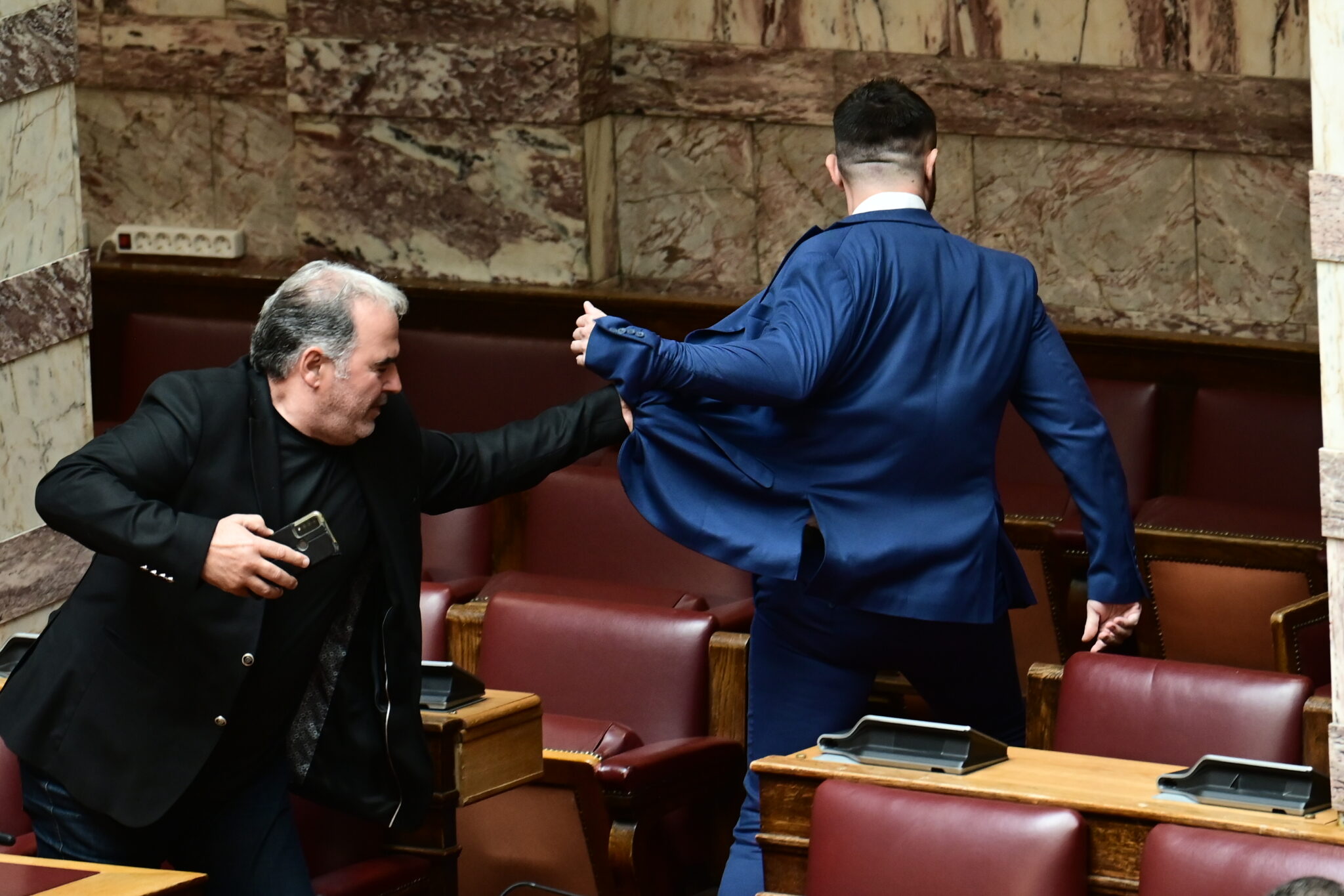 Ξύλο στην Βουλή: Τι αναφέρει στο απολογητικό του υπόμνημα ο κατηγορούμενος βουλευτής Κωνσταντίνος Φλώρος