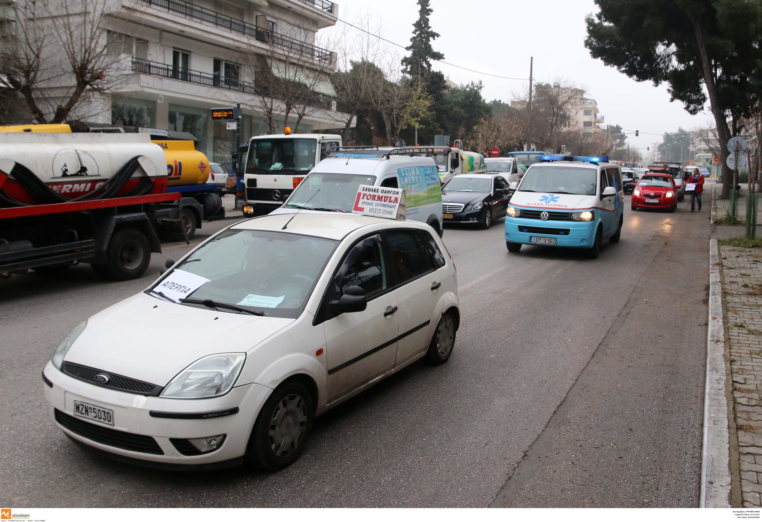 Οδηγοί: Ντοκουμέντα παραβατικότητας στους δρόμους – Γυναίκα έπλεκε στο τιμόνι (ΒΙΝΤΕΟ)