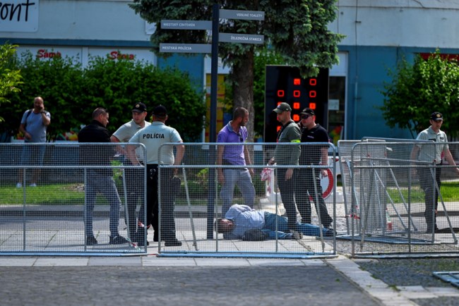 Παγκόσμιο σοκ για τη δολοφονική επίθεση στον πρωθυπουργό της Σλοβακίας – Έχει διαφύγει τον κίνδυνο