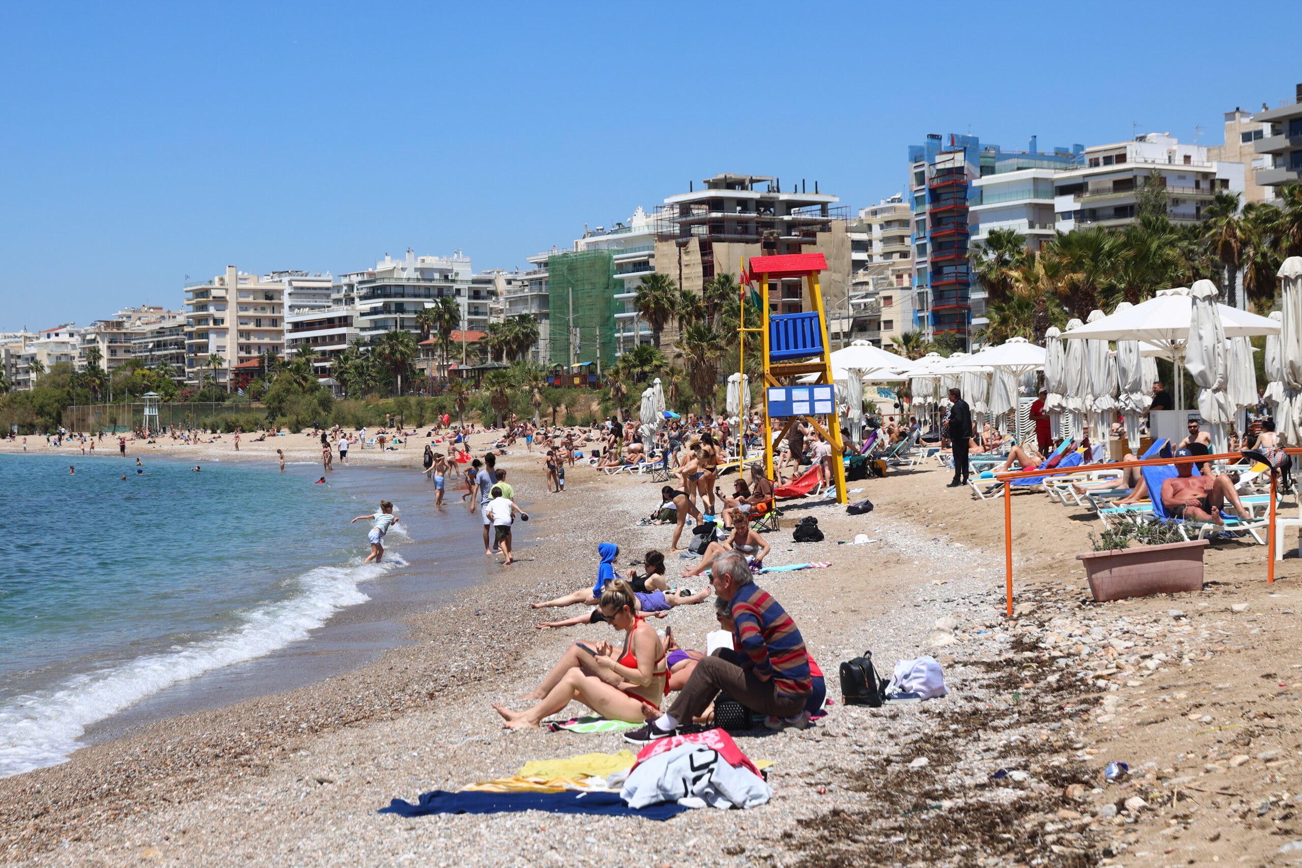 Γέμισαν με κόσμο οι παραλίες της Αττικής | Καλοκαιρινές εικόνες