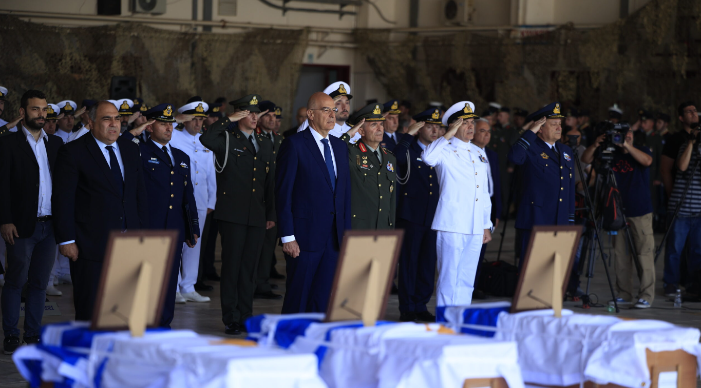 Σε κλίμα βαθιάς συγκίνησης ο επαναπατρισμός των λειψάνων 8 Ελλήνων οπλιτών από την Κύπρο (ΕΙΚΟΝΕΣ)