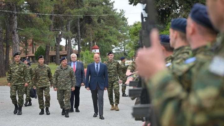 Την 24η Τεθωρακισμένη Ταξιαρχία επισκέφθηκε σήμερα ο Ν. Δένδιας