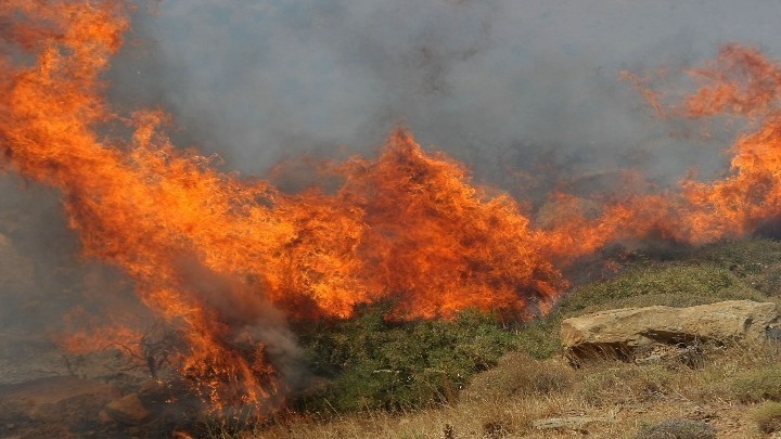 Υπό έλεγχο πυρκαγιά σε χαμηλή βλάστηση επί της οδού Θηβών στο Καματερό