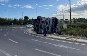 Χαλκιδική: Tούμπαρε νταλίκα στον κόμβο Κασσανδρείας