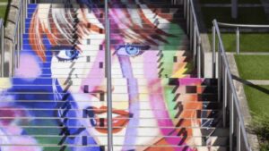 Γκράφιτι της Τέιλορ Σουίφτ στα σκαλιά του στάδιου Γουέμπλεϊ
