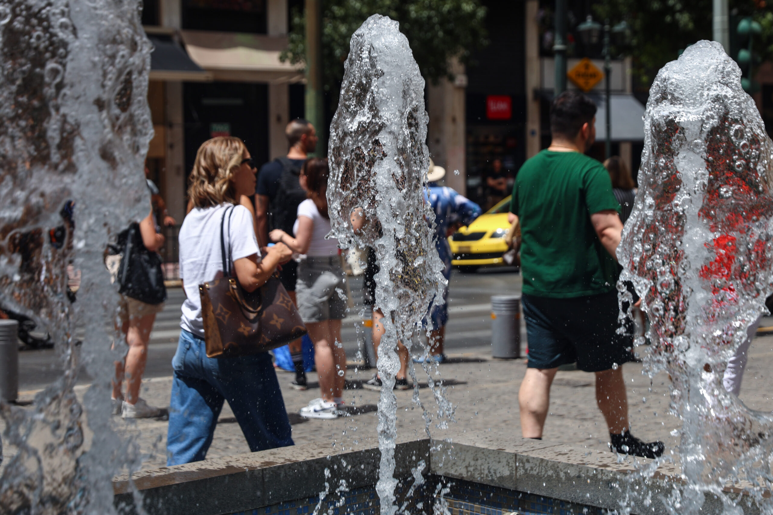 Τηλεργασία στο Δημόσιο λόγω καύσωνα μέχρι την Πέμπτη