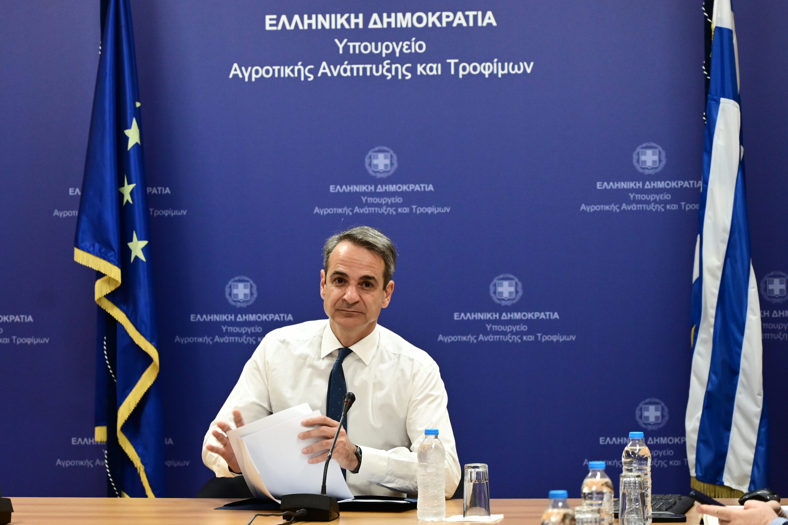 Ο Μητοτάκης κάνει μασάζ στους βουλευτές της ΝΔ