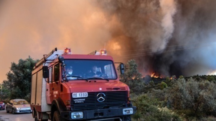 Δράμα: Συνεχίζεται η επιχείρηση κατάσβεσης πυρκαγιάς σε δύσβατη δασική περιοχή στο Παρανέστι