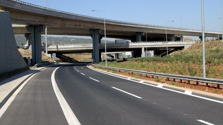 Μέσω αντιδρόμησης γίνεται η κυκλοφορία των οχημάτων στην Αθηνών-Κορίνθου στο ρεύμα προς Κόρινθο