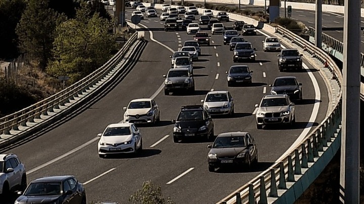 Στη Βουλή το νέο πλαίσιο ελέγχων και κυρώσεων για τα ανασφάλιστα οχήματα