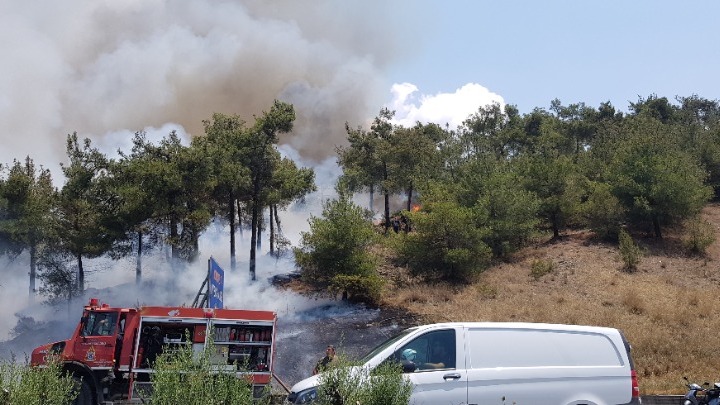 Υπό έλεγχο φωτιά που εκδηλώθηκε στο Σέιχ Σου – Πληροφορίες για προσαγωγή ατόμου