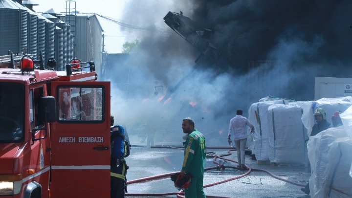 Υπό μερικό έλεγχο η πυρκαγιά στο εργοστάσιο στην Κάτω Κηφισιά