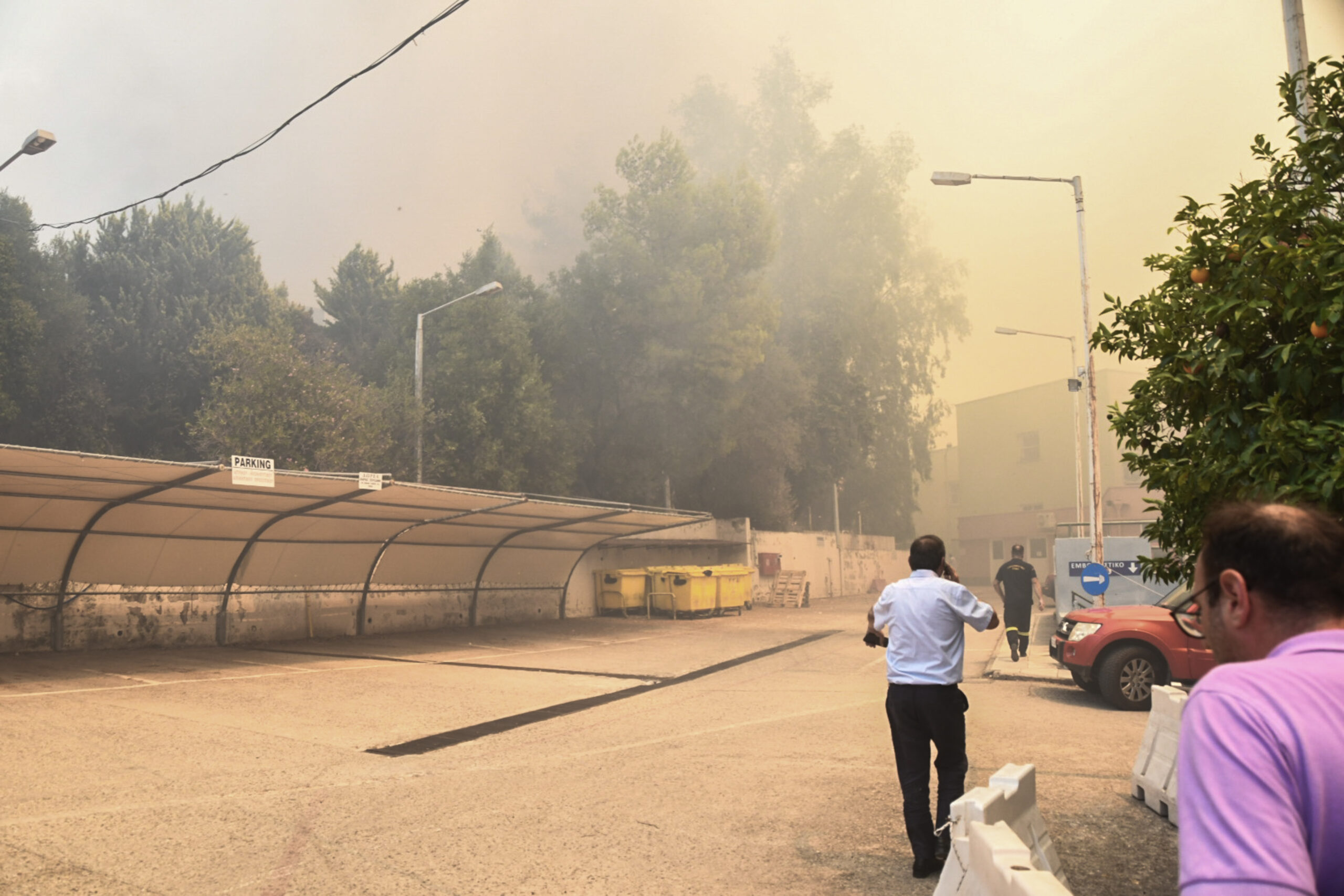 Πάτρα: Συγκλονιστικές εικόνες – Ελικόπτερο κάνει ρίψεις στο Καραμανδάνειο