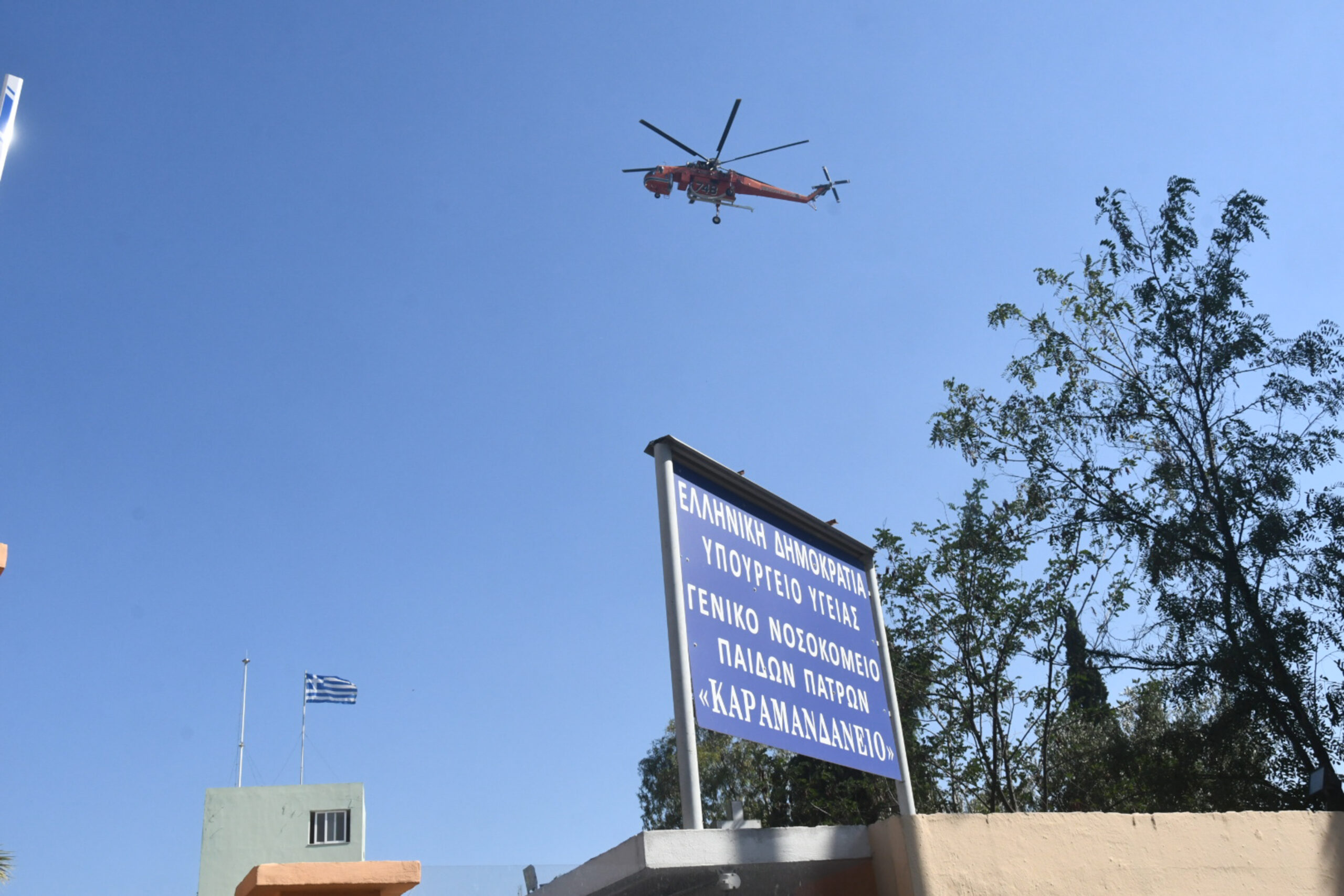 Πάτρα: Προσωρινά κλειστό το Καραμανδάνειο – Κάηκαν σπίτια και αυτοκίνητα