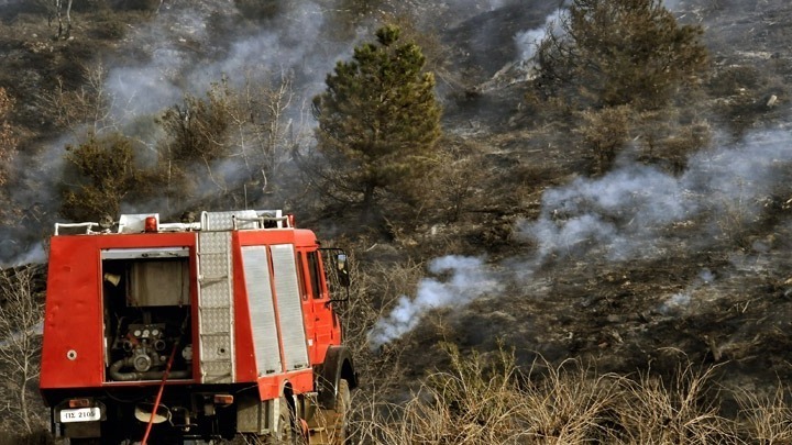 Χανιά: Πρόοδος στην κατάσβεση της φωτιάς στα Μεσαύλια του Δήμου Πλατανιά