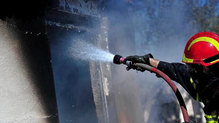 Φωτιά σε εγκαταλελειμμένο κτίριο στο κέντρο της Αθήνας