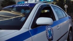 Τον αναζητούσαν για ενδοοικογενειακή βία και εντόπισαν σπίτι του όπλα και ναρκωτικά