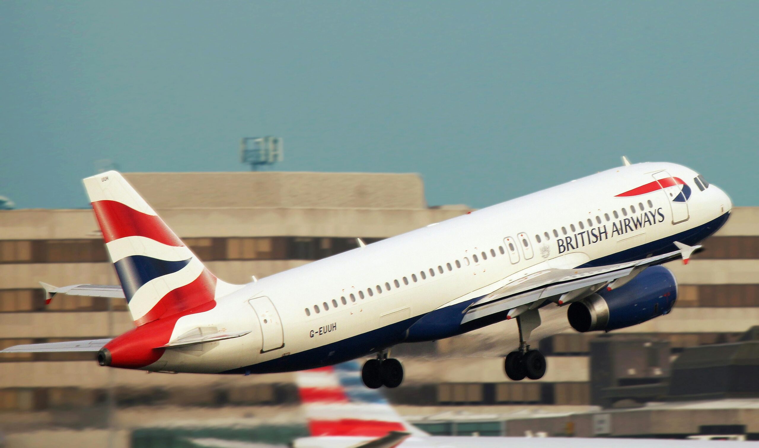 Τρόμος σε πτήση της British Airways – Το αεροσκάφος χτυπήθηκε από κεραυνό