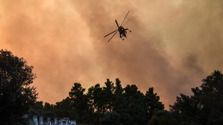 Δύο πυρκαγιές ενεργές σε δασικές περιοχές της Εύβοιας