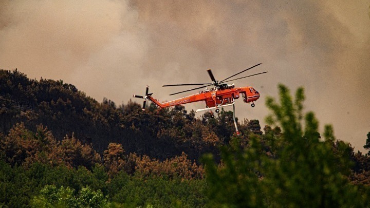 Μαίνεται η πυρκαγιά στην Κορινθία – Δύο αγνοούμενοι στην περιοχή Άνω Πιτσών