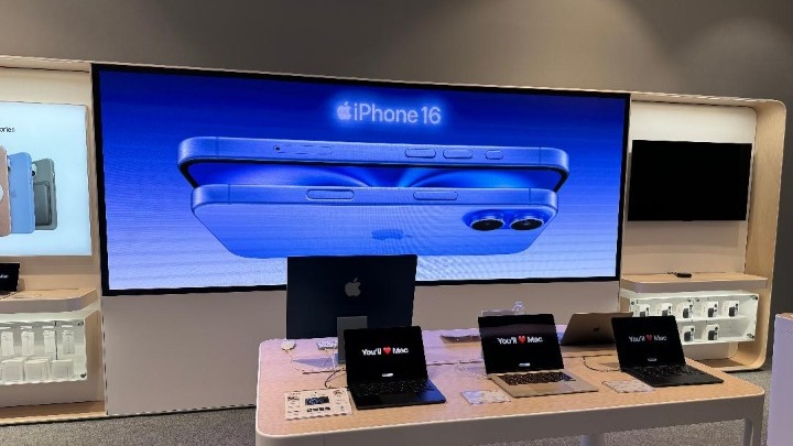 Εγκαινιάστηκε το νέο Apple Shop στο Σύνταγμα με τα iPhone 16