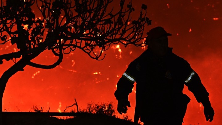 Η μάχη κατά της πυρκαγιάς στο Ξυλόκαστρο συνεχίζεται – Δύο πυροσβέστες τραυματίες