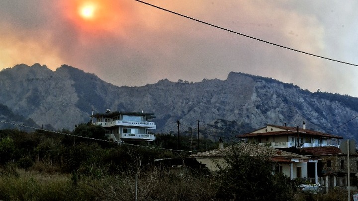 Κλειστά όλα τα σχολεία του Δήμου Ξυλοκάστρου λόγω της πυρκαγιάς