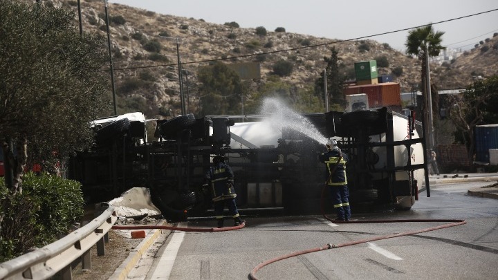 Εκκένωση της δομής του Σχιστού λόγω ανατροπής βυτιοφόρου με υγραέριο