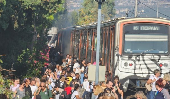 Πανικός στον ηλεκτρικό: «Ανοίξαμε μόνοι μας τις πόρτες» καταγγέλλει επιβάτης