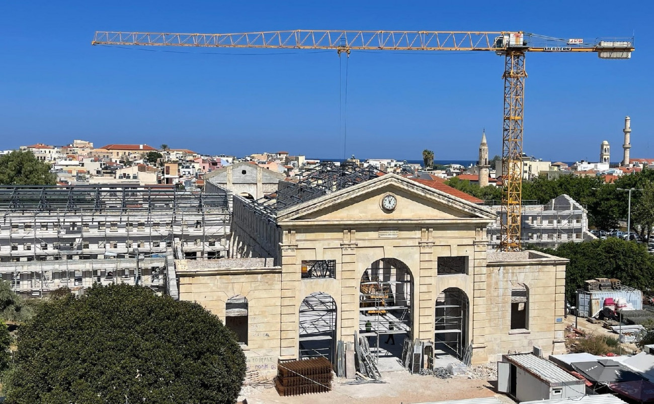 Προχωρά η ανακαίνιση της Δημοτικής Αγοράς Χανίων με την τοποθέτηση της οροφής