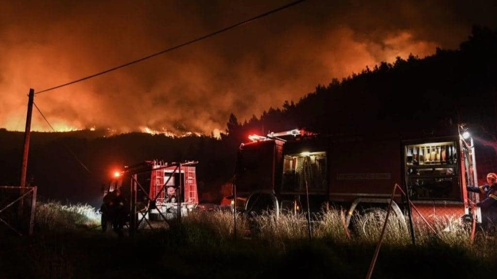 Φωτεινός εφιάλτης στο Ξυλόκαστρο – Σπίτια αντιμέτωπα με τις φλόγες – Εκκενώθηκαν τέσσερα χωριά