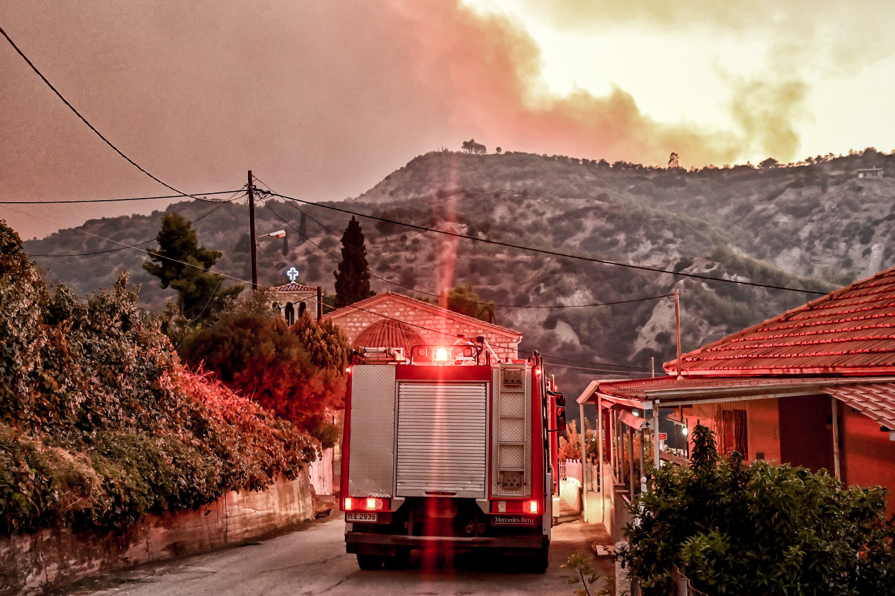 Συναγερμός στο Ξυλόκαστρο: Ραγδαία εξάπλωση της πυρκαγιάς με σοβαρές καταστροφές