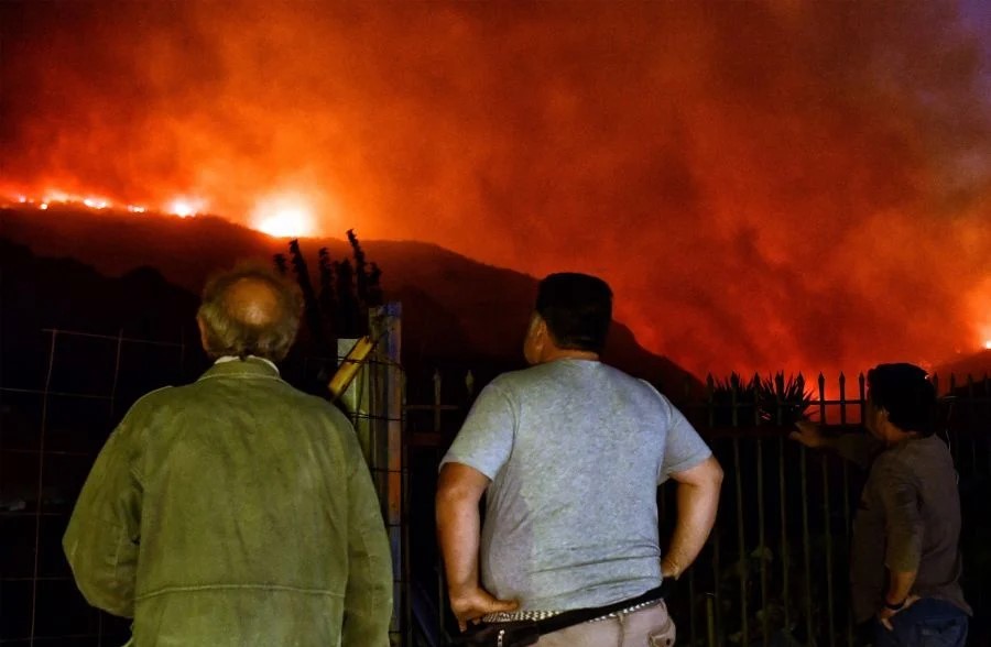 Πυρκαγιά στην Κορινθία – Εκτάκτως συνεδριάζει ο Κικίλιας στα Ροζενά