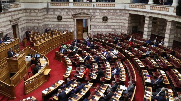 Αναπτυξιακή προοπτική 2,3% και πληθωρισμός 2,1% – Συνεχιζόμενη μείωση του χρέους στο 149,1%