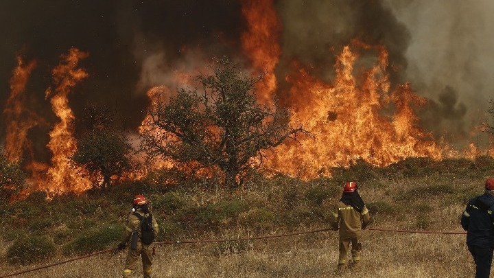 Σοβαρή κατάσταση με πυρκαγιά στην Κορινθία: Δυσκολίες σε χαράδρες και βουνοκορφές