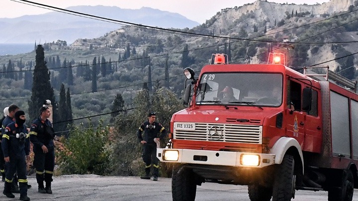 Διάσπαρτες εστίες πυρκαγιάς στο Ξυλόκαστρο – Συνεχιζόμενη μάχη των πυροσβεστών