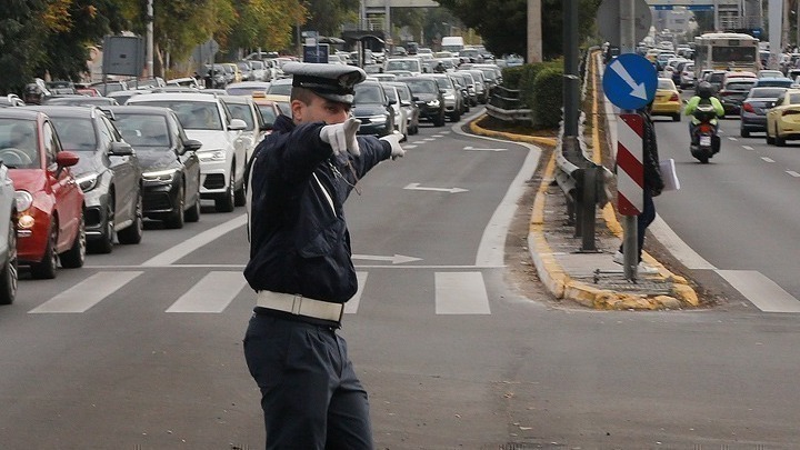 Προβλήματα κυκλοφορίας λόγω ανατροπής φορτηγού στην περιφερειακή Αιγάλεω