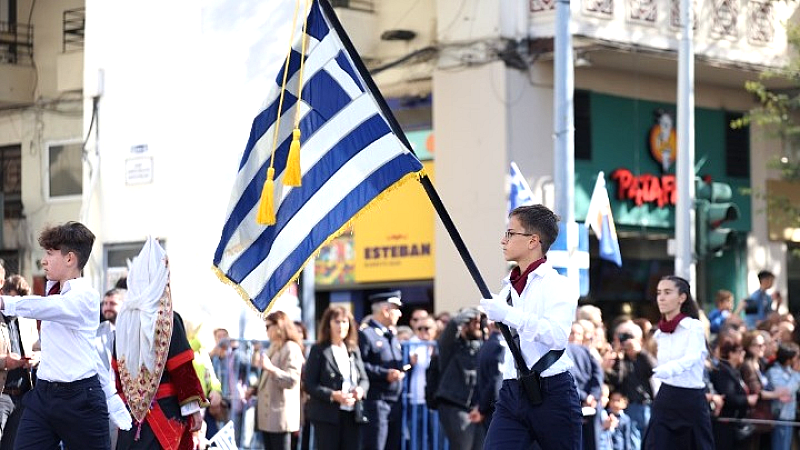 Η μαθητική παρέλαση της Θεσσαλονίκης υπό τον ήλιο – Δηλώσεις από αξιωματούχους