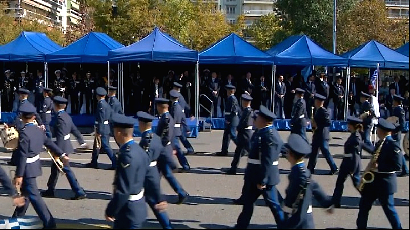 Ολοκλήρωση της στρατιωτικής παρέλασης στη Θεσσαλονίκη – Η Κ. Σακελλαροπούλου επισημαίνει τη σημασία του σθένους και της ομοψυχίας των ηρώων του ’40