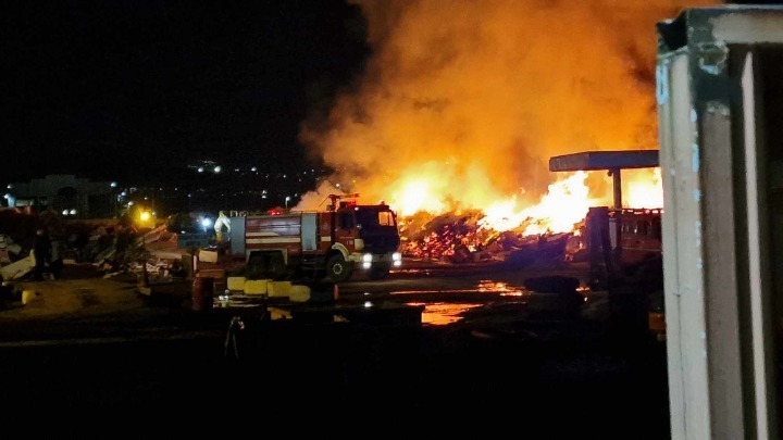 Επιχειρησιακή δράση της Πυροσβεστικής για κατάσβεση φωτιάς σε εργοστάσιο ανακυκλώσιμων υλικών