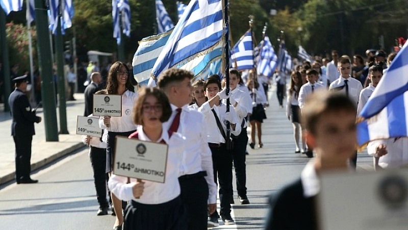 Ζωντανά από το κέντρο της Αθήνας: Η μαθητική παρέλαση για την 28η Οκτωβρίου