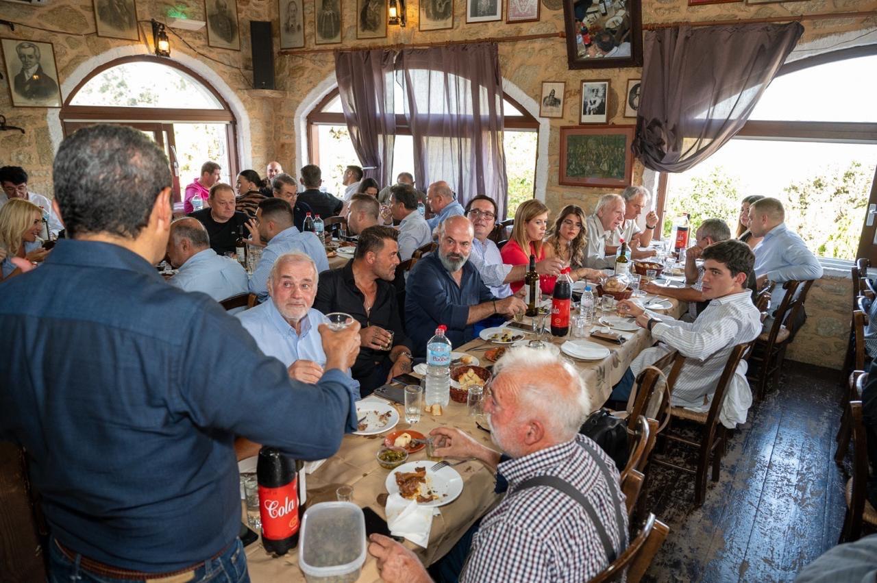 Εντυπωσιακή επιστροφή του Λευτέρη Αυγενάκη στο ρακοκάζανο της Κρήτης