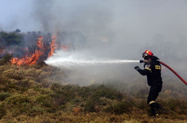 Φωτιά σε δασική έκταση στη Δράμα – Εναέρια μέσα στη μάχη της κατάσβεσης