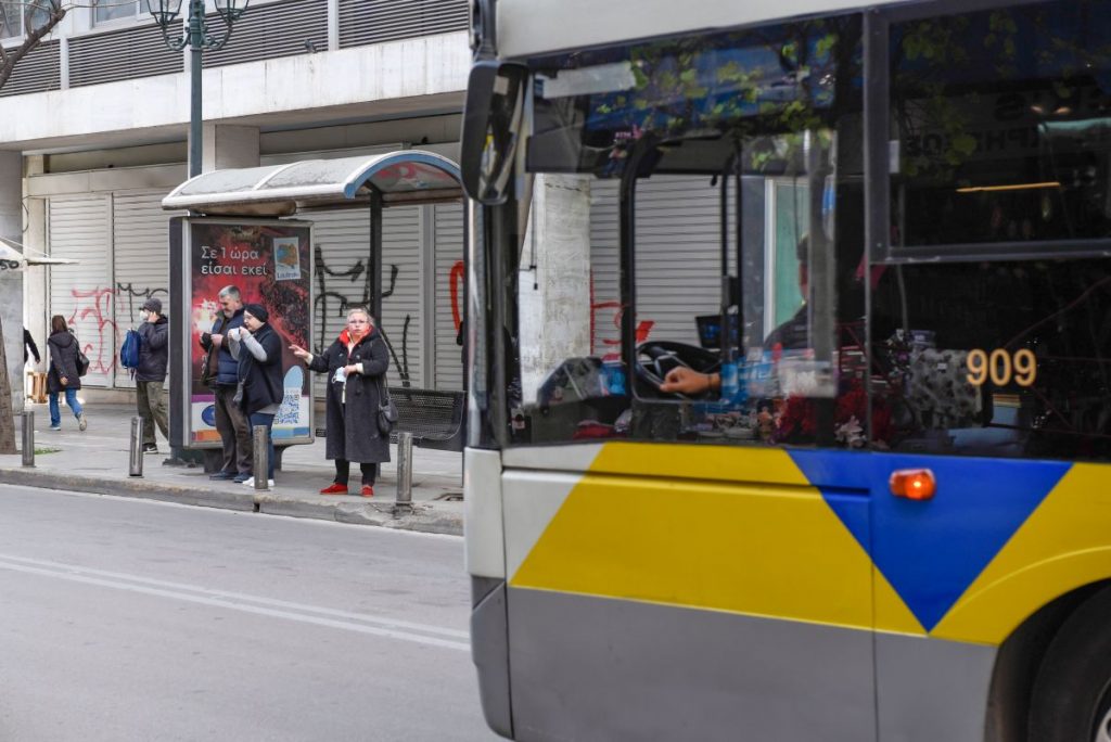 Χυδαίος οδηγός λεωφορείου προσβάλλει επιβάτες εν κινήσει