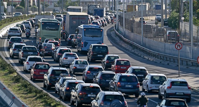 Φωτιά σε φορτηγό στον Κηφισό: Σοβαρά προβλήματα στην κυκλοφορία προς Πειραιά