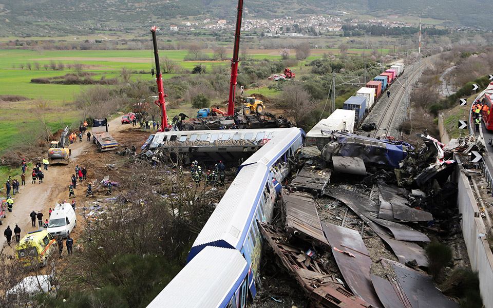 Δημοσκόπηση Alco: Το 75% των πολιτών θεωρεί αδικαιολόγητη την καθυστέρηση στην έρευνα για τα Τέμπη