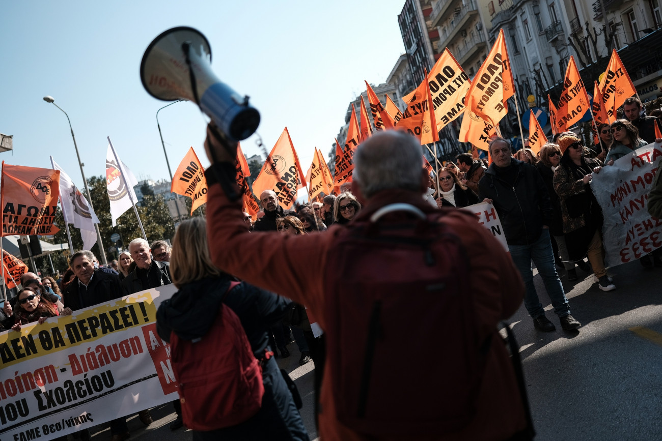 Απεργιακή κινητοποίηση δασκάλων για αυξήσεις μισθών και κατά των συγχωνεύσεων