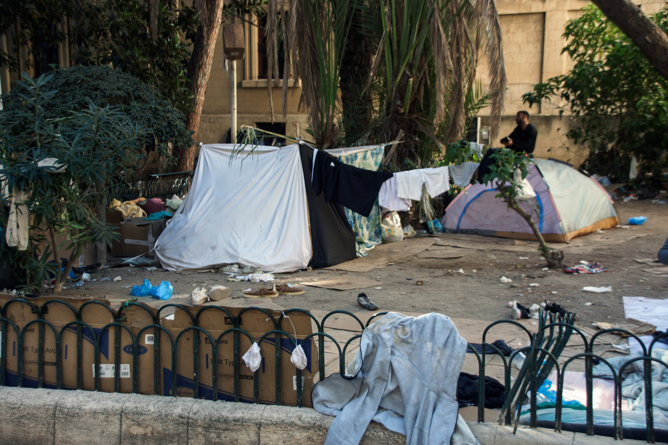 Πρόσφυγες στη Ρόδο: Συνεχίζονται οι εικόνες απαξίωσης  Κοιμούνται σε χαρτόκουτα, χωρίς κουβέρτες